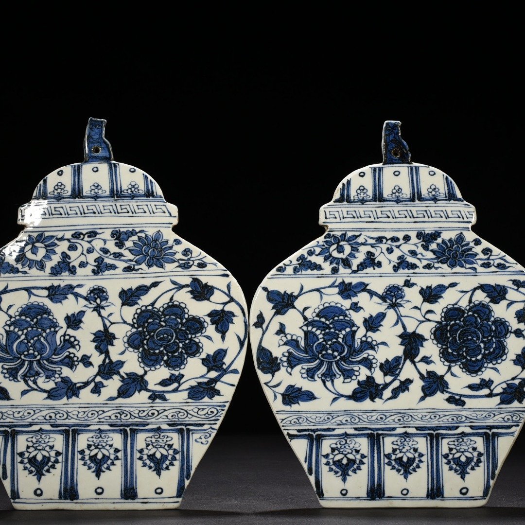 Yuan Dynasty blue and white intertwined peony pattern lid jar