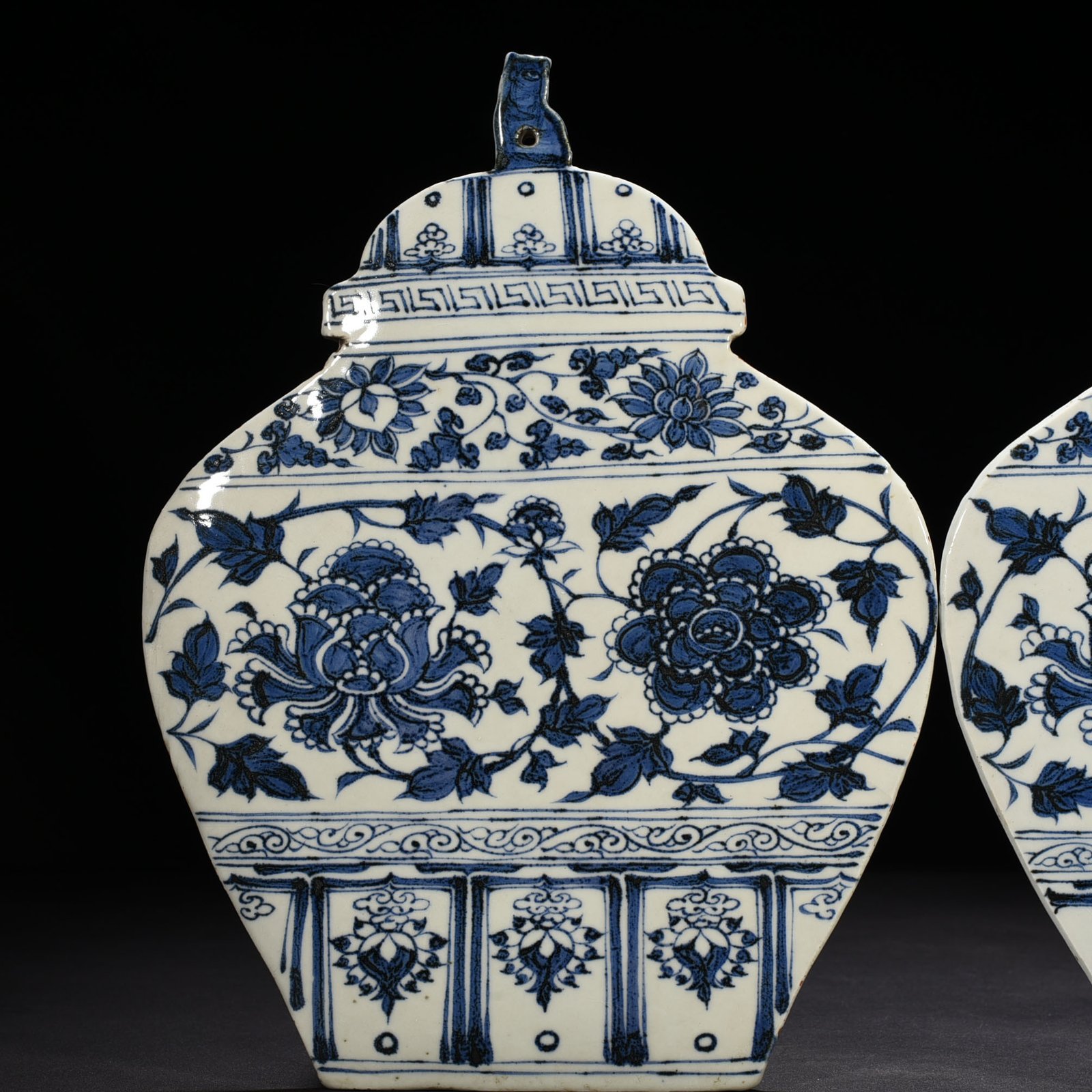 Yuan Dynasty blue and white intertwined peony pattern lid jar