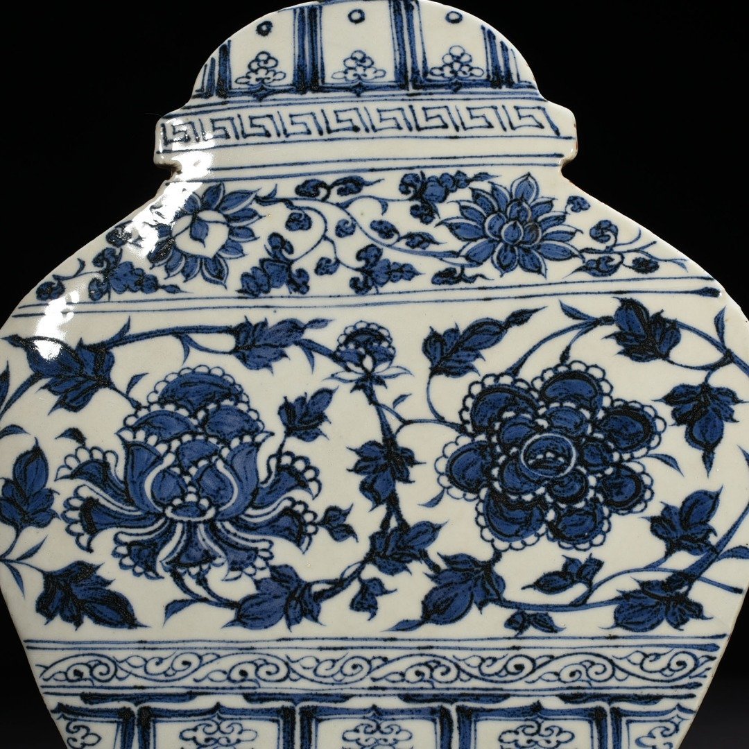 Yuan Dynasty blue and white intertwined peony pattern lid jar