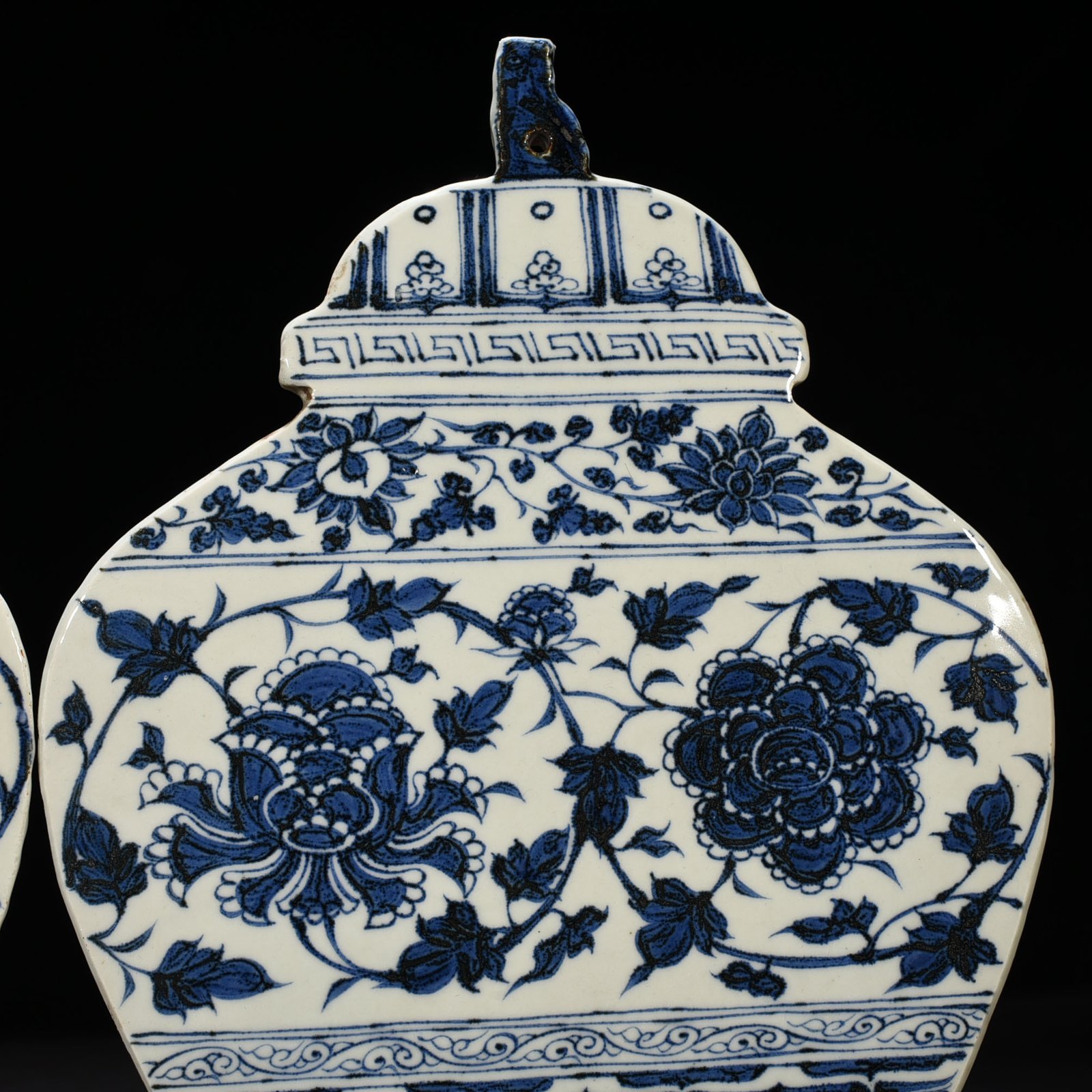 Yuan Dynasty blue and white intertwined peony pattern lid jar