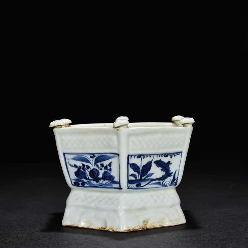 Yuan Dynasty blue and white flower pattern hexagonal incense burner