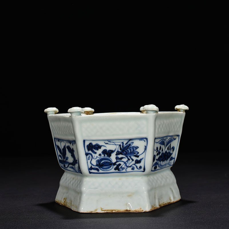 Yuan Dynasty blue and white flower pattern hexagonal incense burner