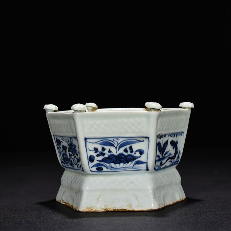 Yuan Dynasty blue and white flower pattern hexagonal incense burner