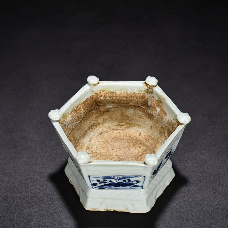 Yuan Dynasty blue and white flower pattern hexagonal incense burner