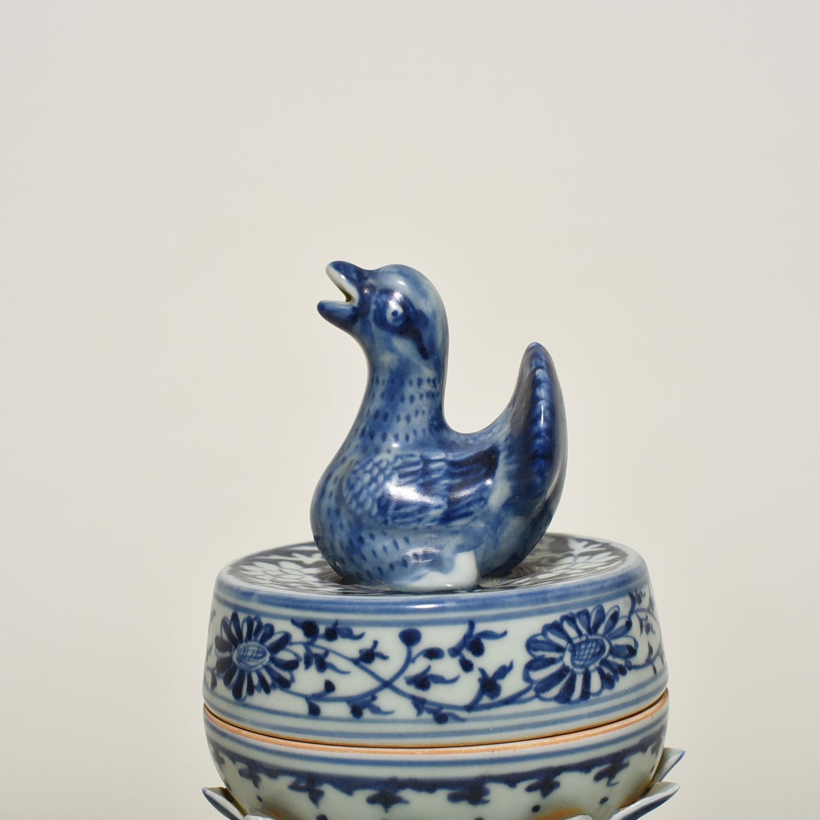 Yuan Dynasty blue and white flower pattern lotus mandarin duck smoker