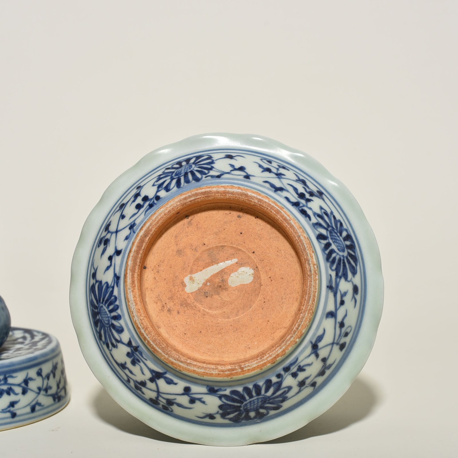 Yuan Dynasty blue and white flower pattern lotus mandarin duck smoker