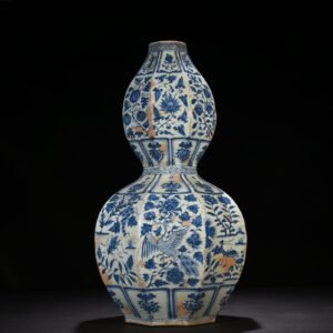Yuan Dynasty blue and white flowers insects flowers and phoenix pattern eight-sided gourd vase