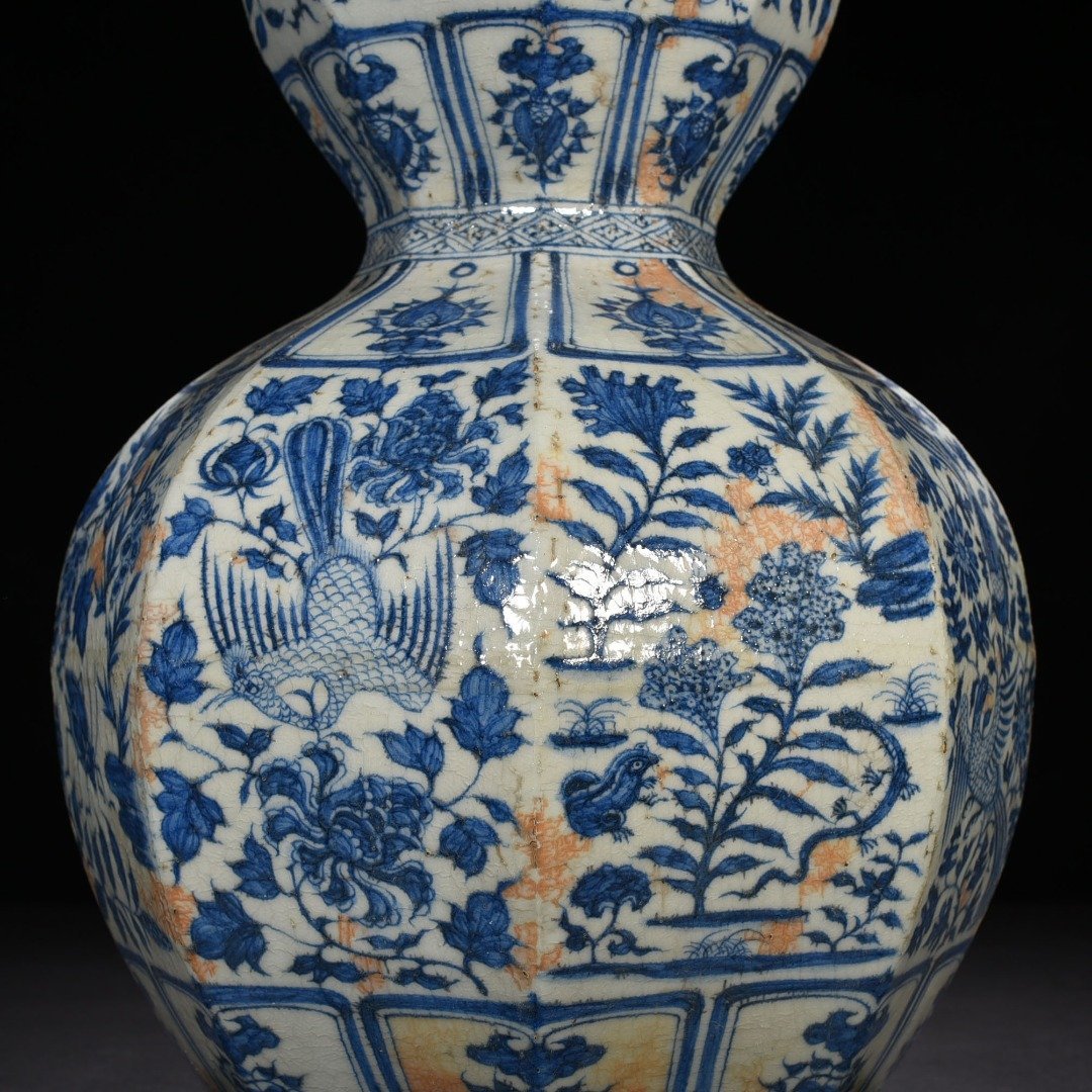 Yuan Dynasty blue and white flowers insects flowers and phoenix pattern eight-sided gourd vase