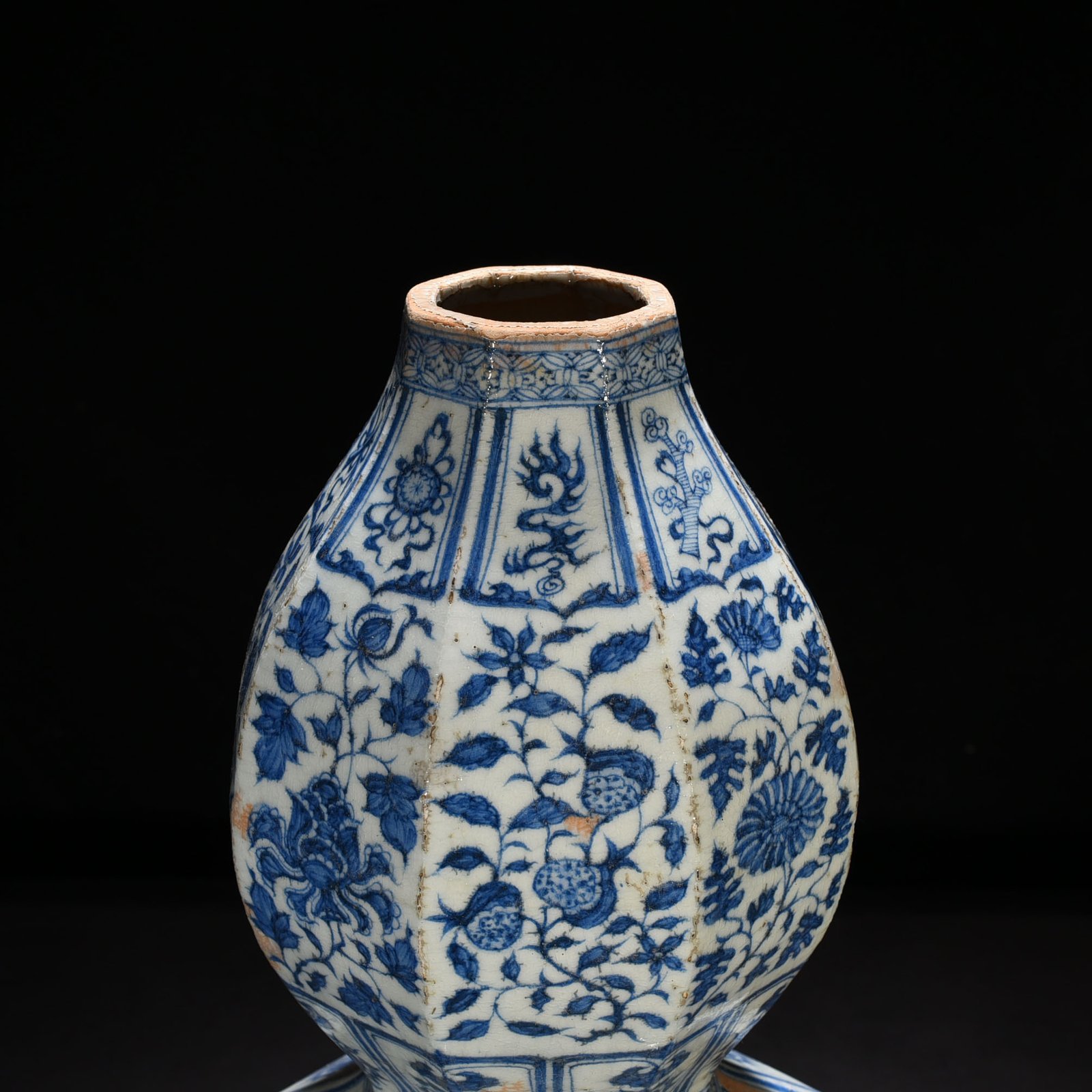Yuan Dynasty blue and white flowers insects flowers and phoenix pattern eight-sided gourd vase