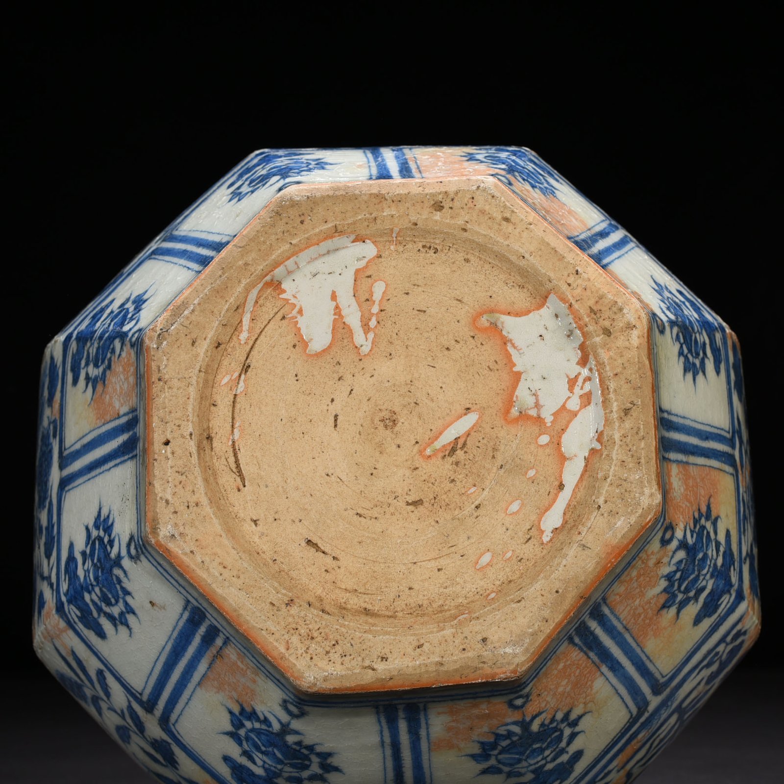 Yuan Dynasty blue and white flowers insects flowers and phoenix pattern eight-sided gourd vase