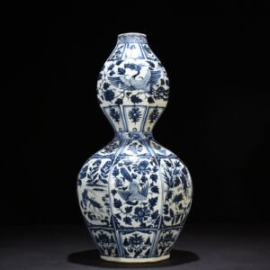 Yuan Dynasty blue and white flowers insects flowers and phoenix pattern eight-sided gourd vase