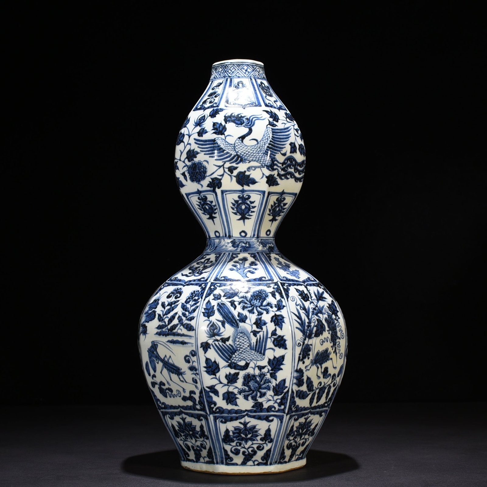 Yuan Dynasty blue and white flowers insects flowers and phoenix pattern eight-sided gourd vase
