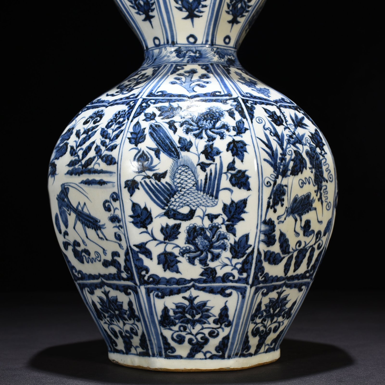 Yuan Dynasty blue and white flowers insects flowers and phoenix pattern eight-sided gourd vase