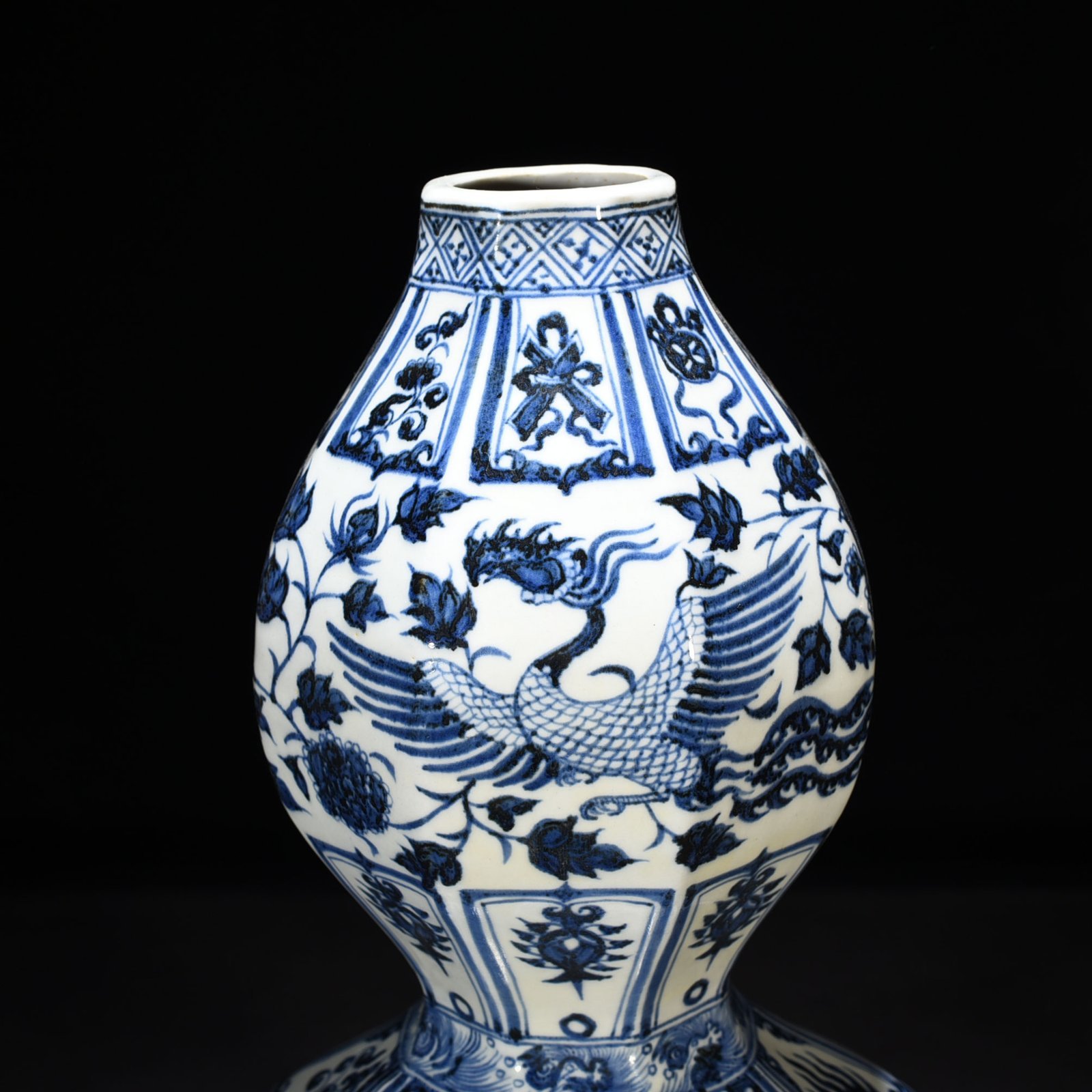 Yuan Dynasty blue and white flowers insects flowers and phoenix pattern eight-sided gourd vase