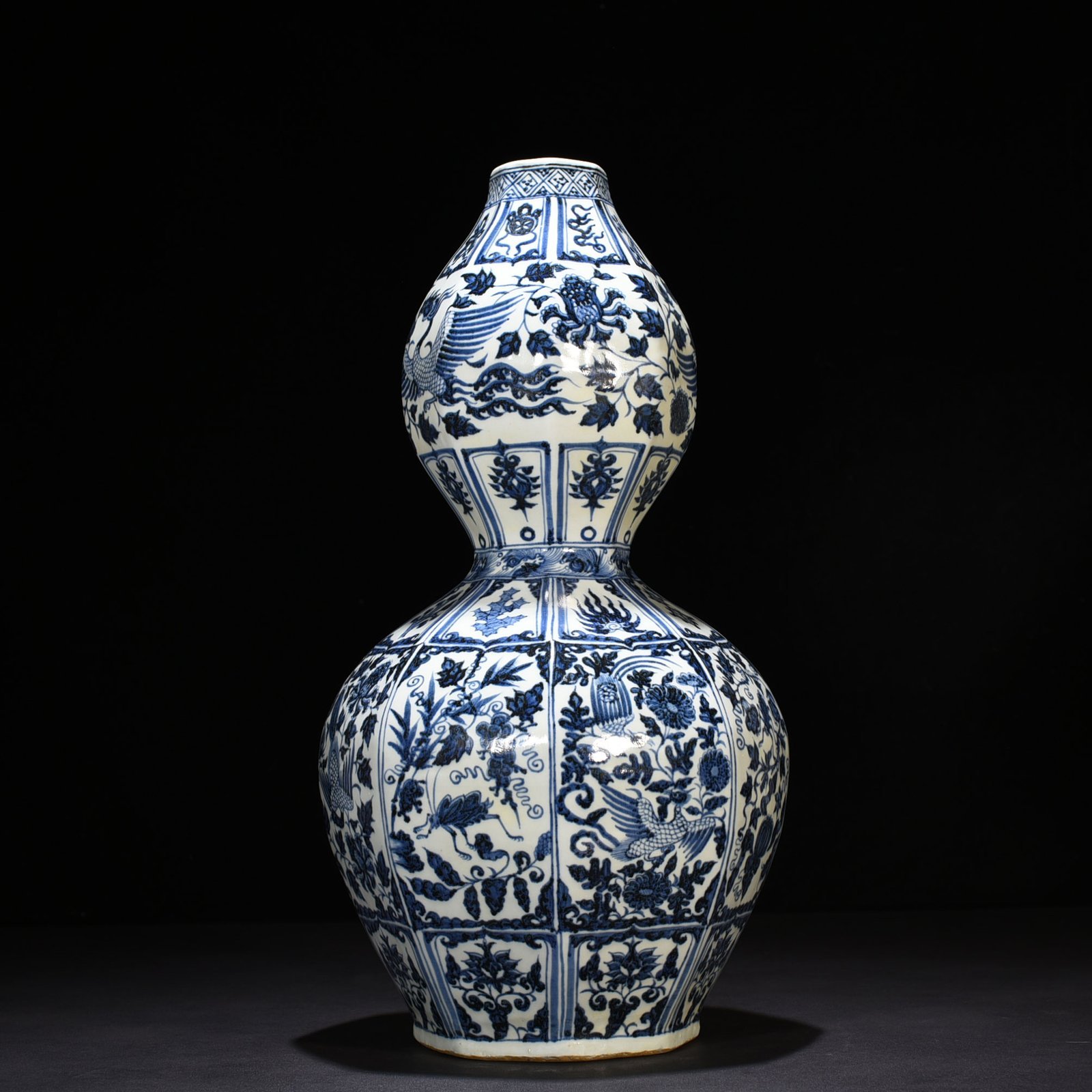 Yuan Dynasty blue and white flowers insects flowers and phoenix pattern eight-sided gourd vase