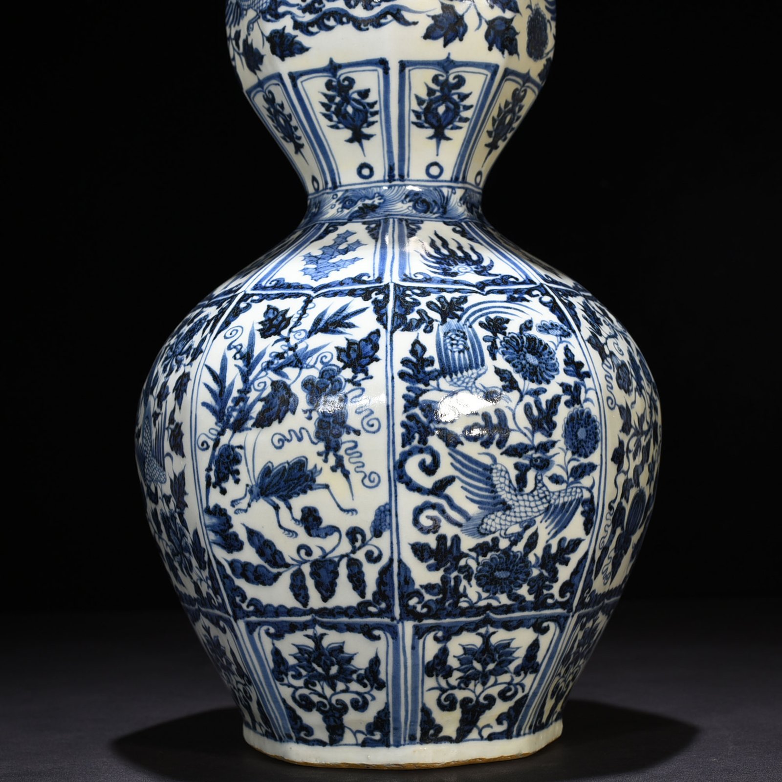 Yuan Dynasty blue and white flowers insects flowers and phoenix pattern eight-sided gourd vase