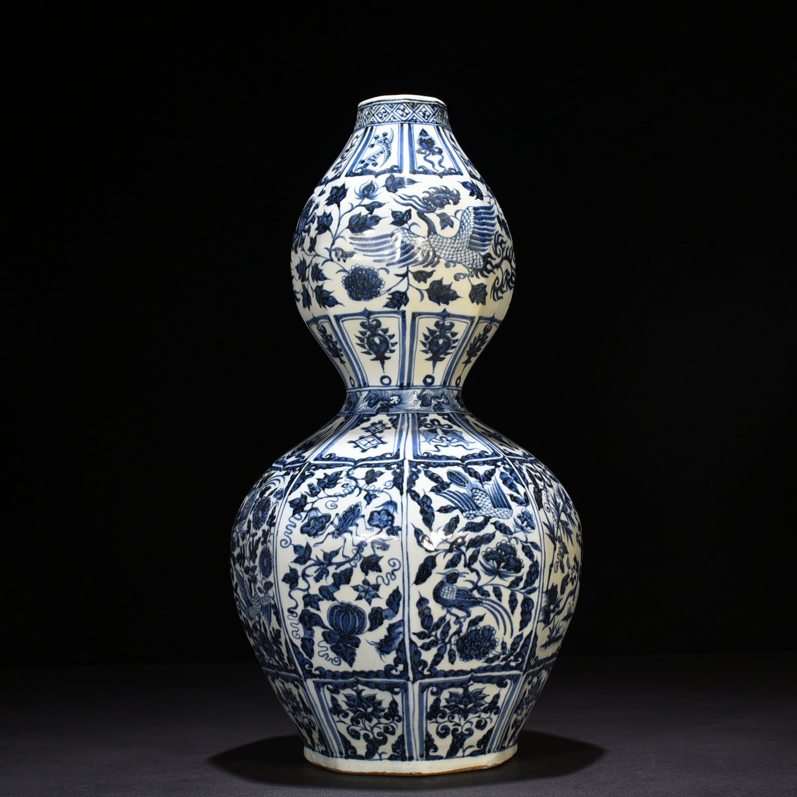 Yuan Dynasty blue and white flowers insects flowers and phoenix pattern eight-sided gourd vase