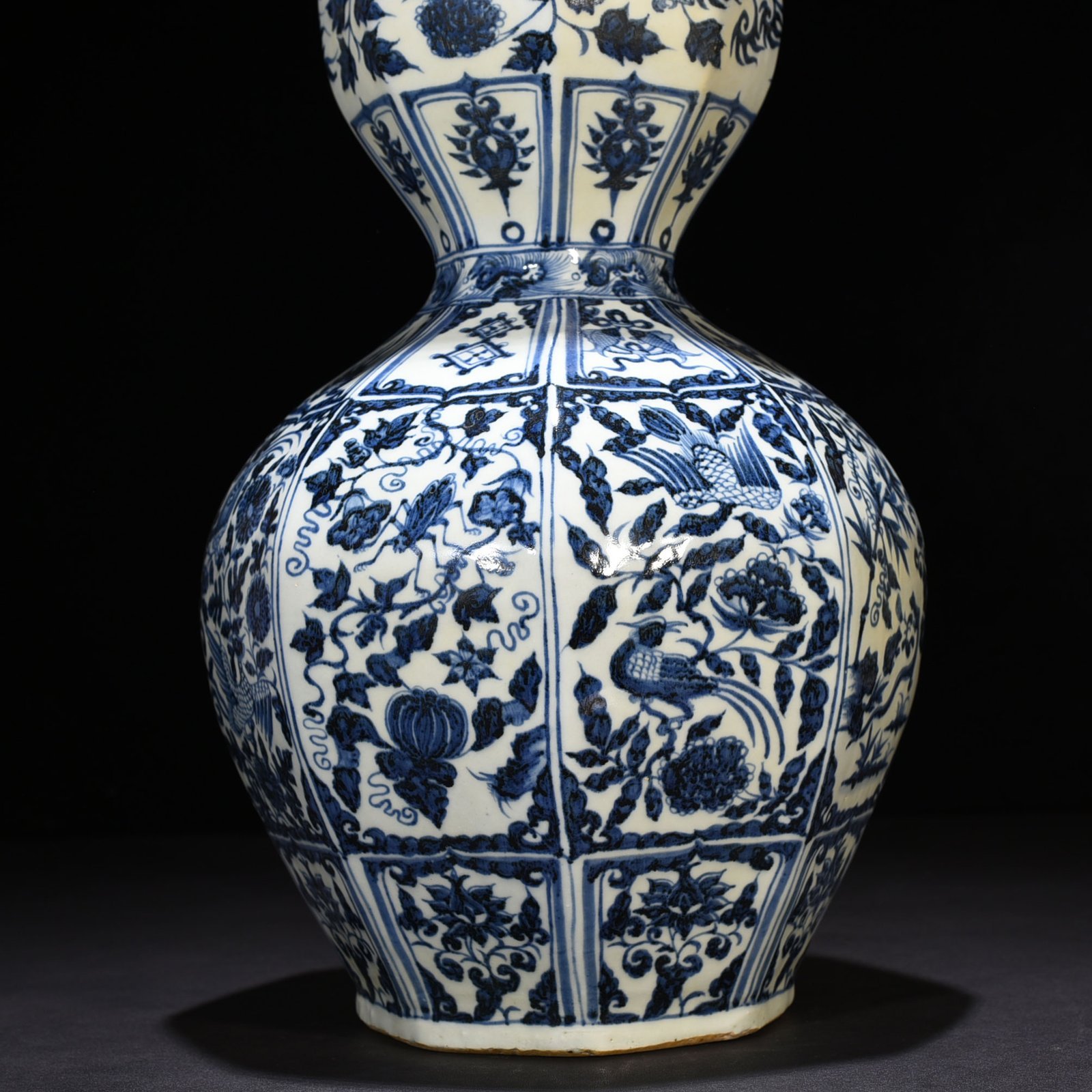 Yuan Dynasty blue and white flowers insects flowers and phoenix pattern eight-sided gourd vase