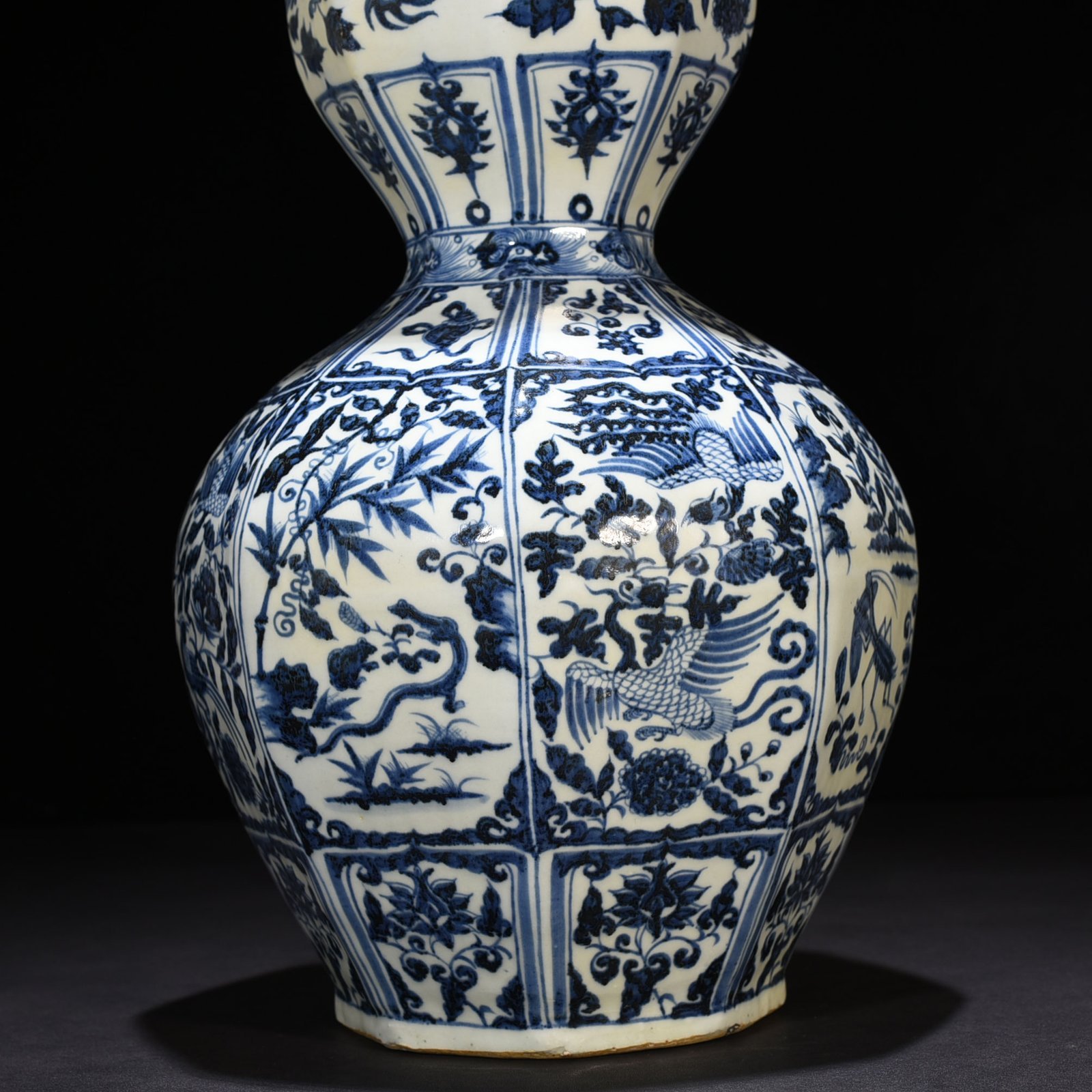 Yuan Dynasty blue and white flowers insects flowers and phoenix pattern eight-sided gourd vase