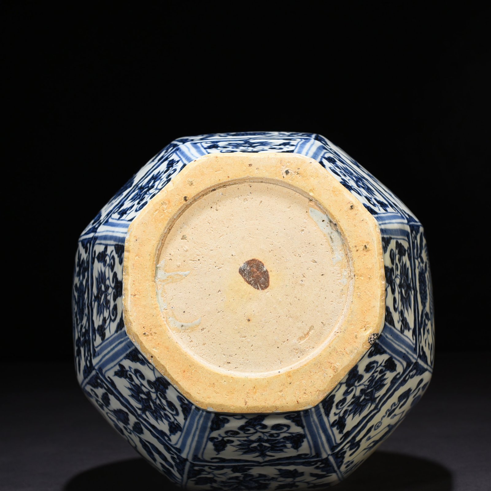 Yuan Dynasty blue and white flowers insects flowers and phoenix pattern eight-sided gourd vase