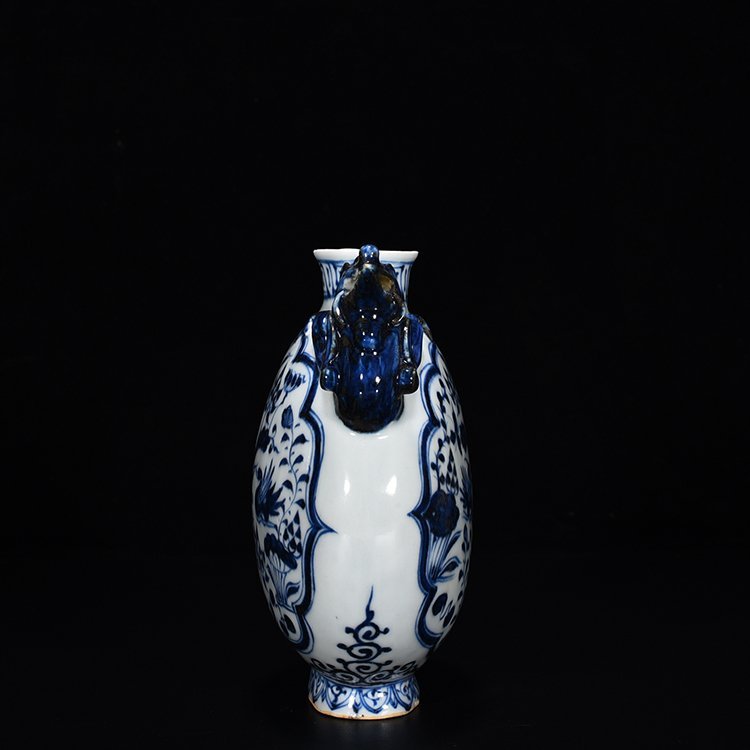 Yuan Dynasty blue and white lotus pond pot with mandarin duck pattern and phoenix head