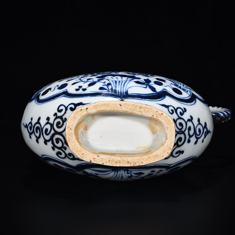 Yuan Dynasty blue and white lotus pond pot with mandarin duck pattern and phoenix head
