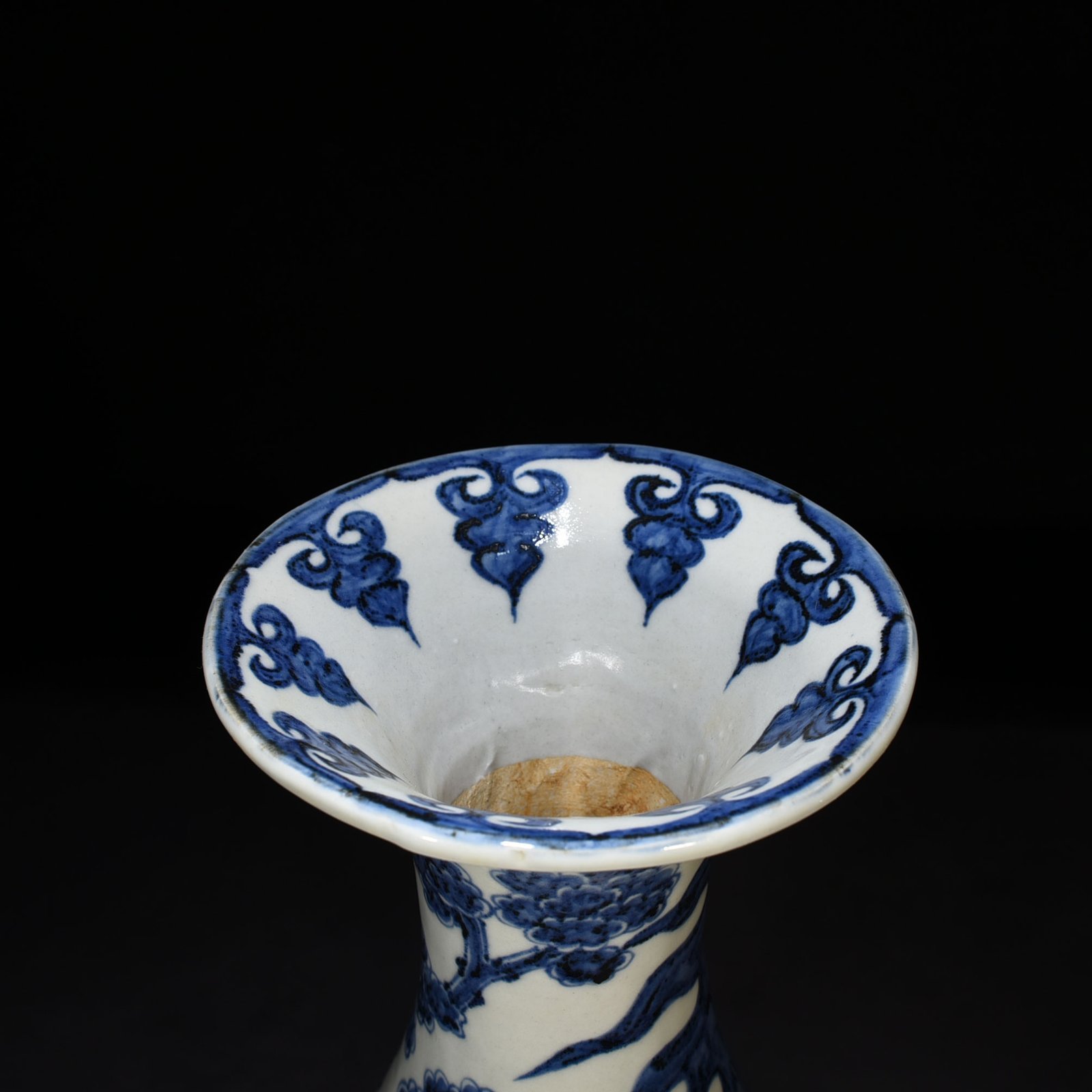 Yuan Dynasty blue and white character story pattern jade pot spring vase