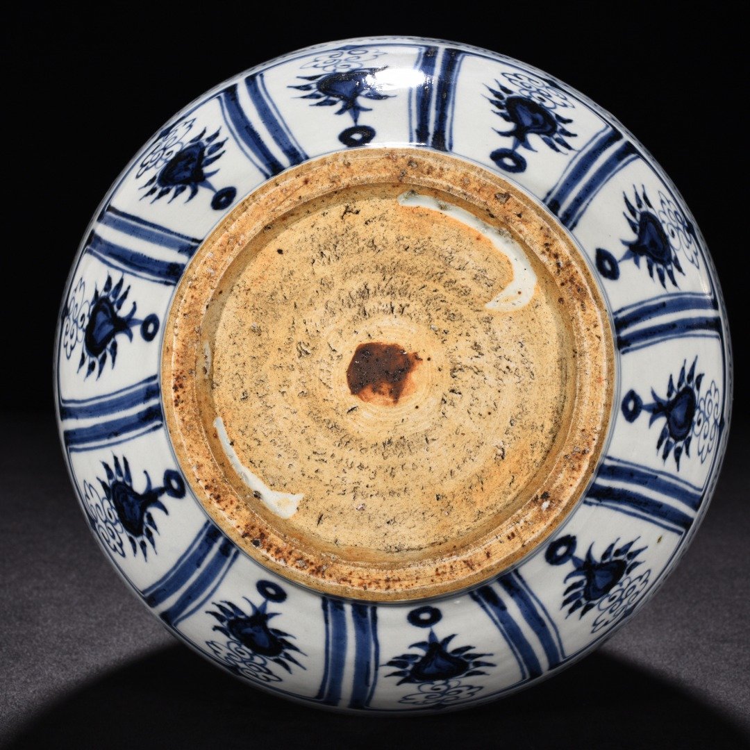 Yuan Dynasty blue and white jade pot spring vase with characters and stories