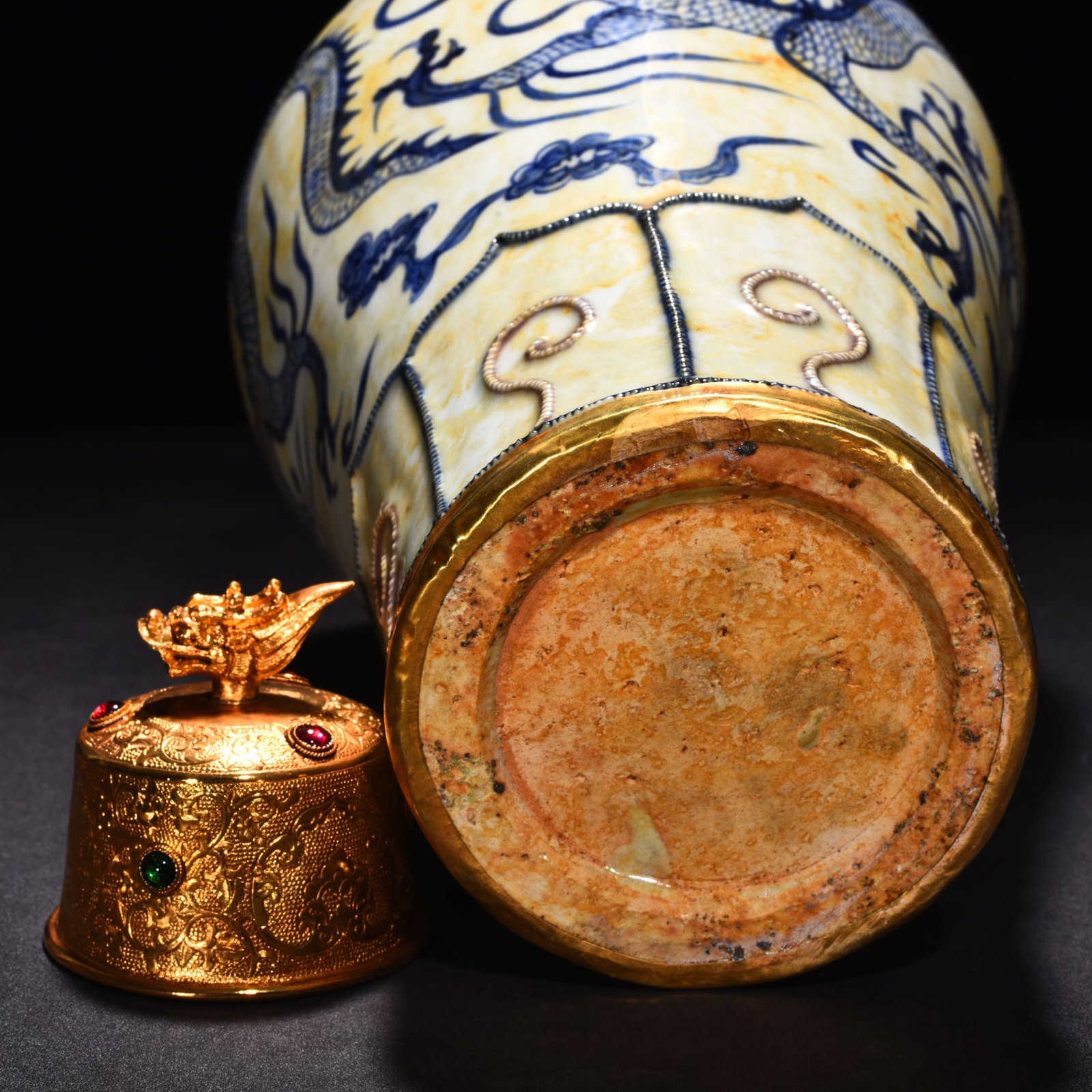Yuan Dynasty blue and white underglaze red plum vase with cloud and dragon pattern