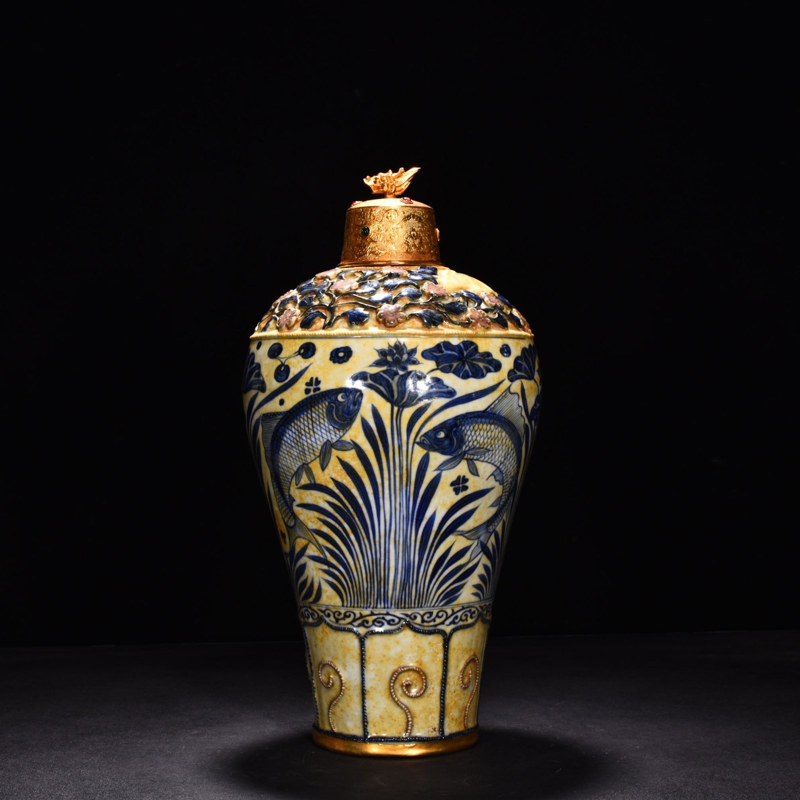 Yuan Dynasty blue and white underglaze red pinched fish and algae pattern plum vase