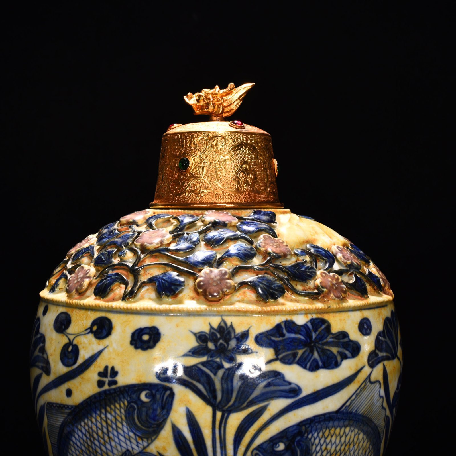 Yuan Dynasty blue and white underglaze red pinched fish and algae pattern plum vase
