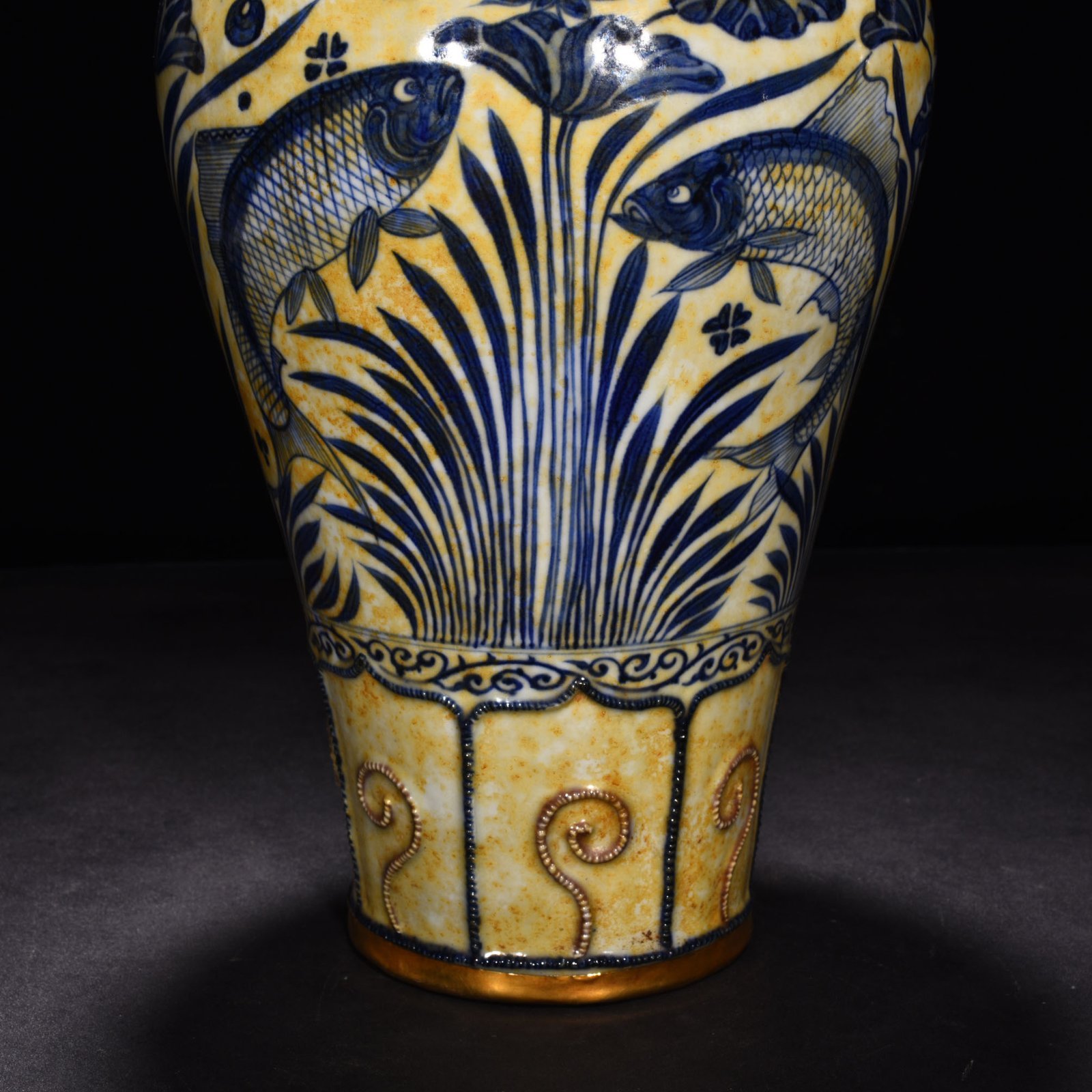 Yuan Dynasty blue and white underglaze red pinched fish and algae pattern plum vase