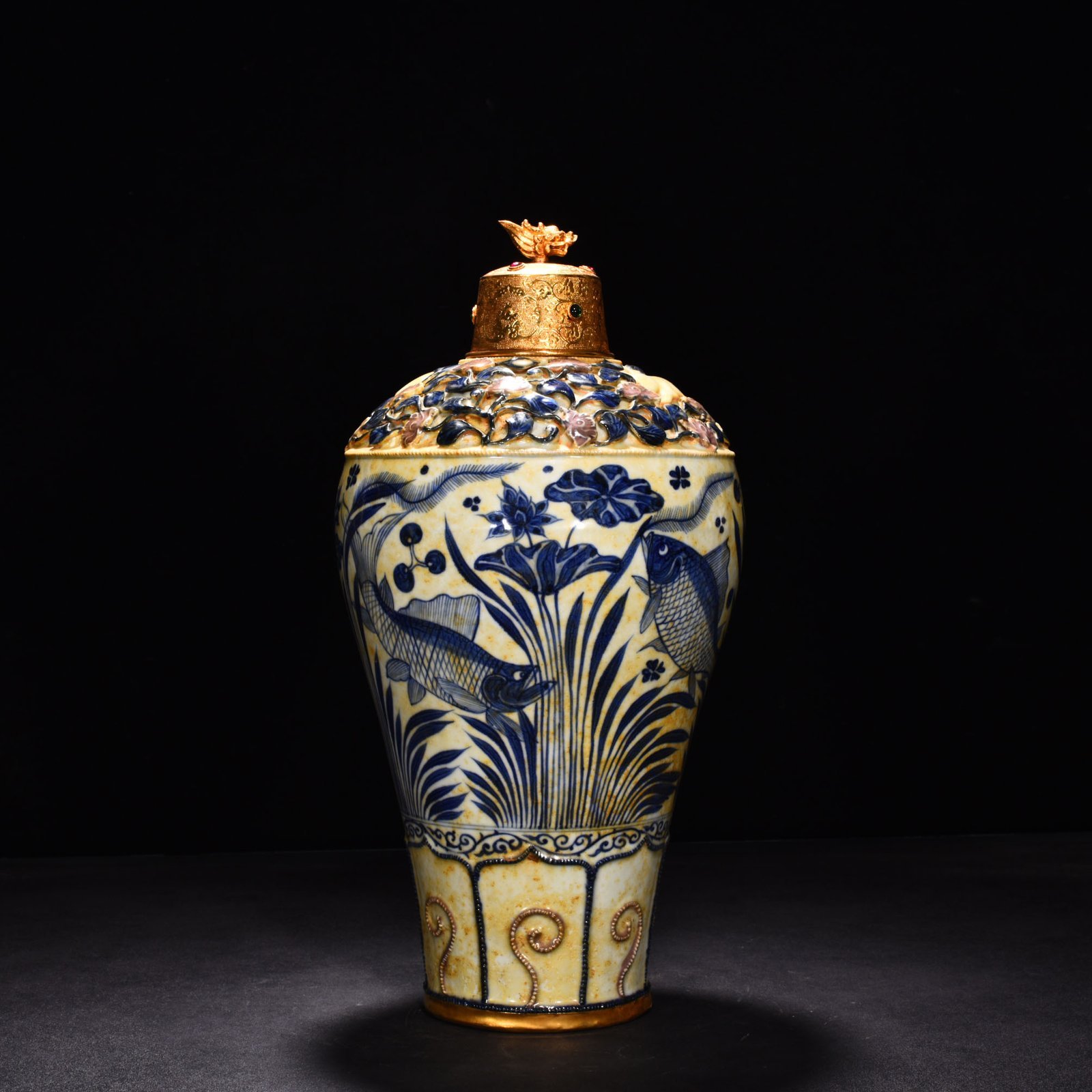 Yuan Dynasty blue and white underglaze red pinched fish and algae pattern plum vase