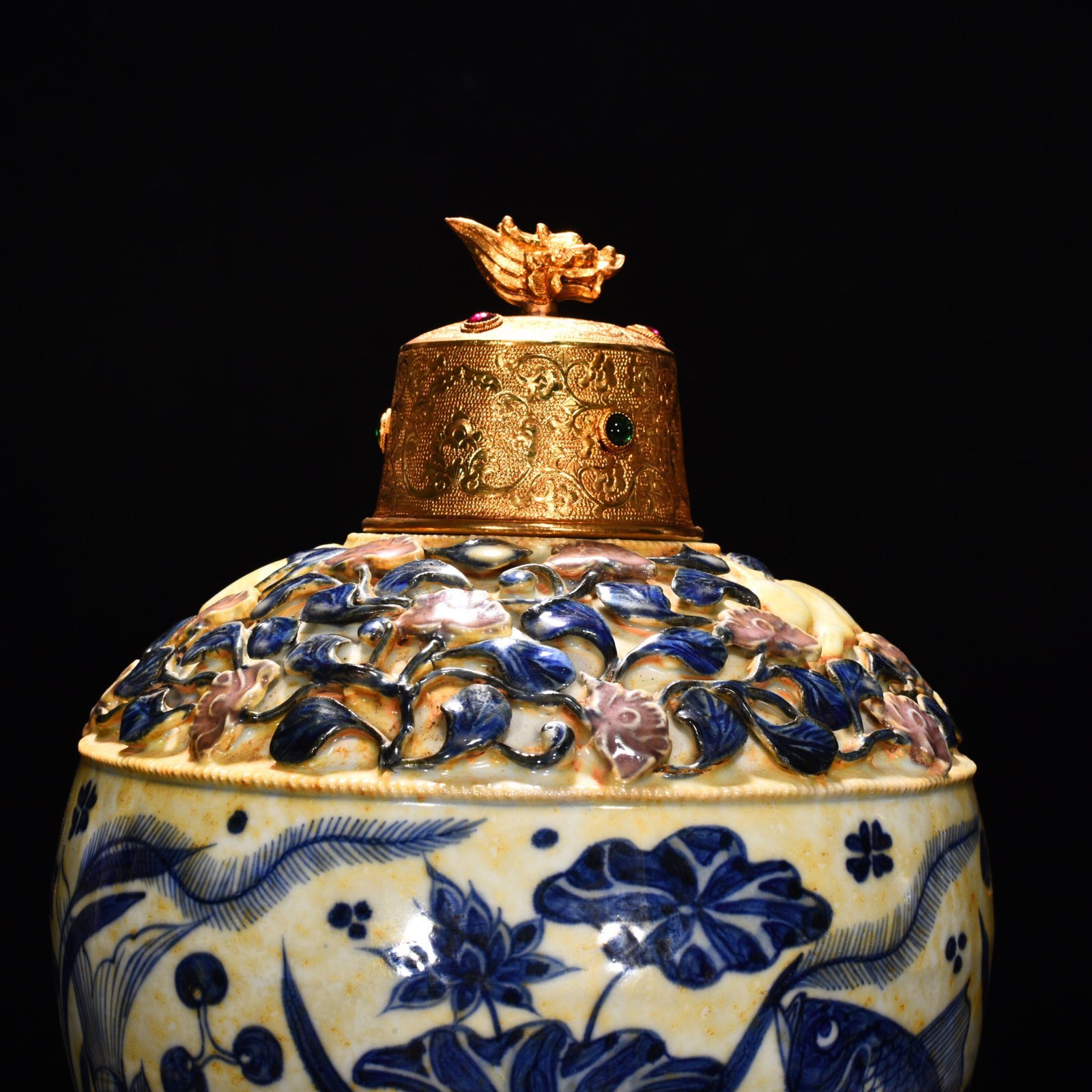 Yuan Dynasty blue and white underglaze red pinched fish and algae pattern plum vase