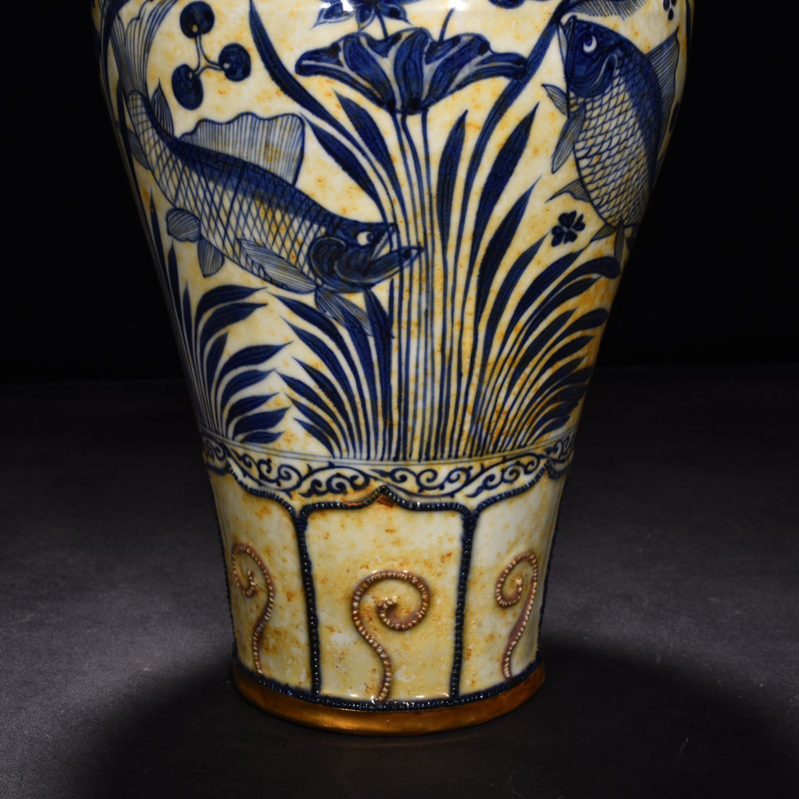 Yuan Dynasty blue and white underglaze red pinched fish and algae pattern plum vase