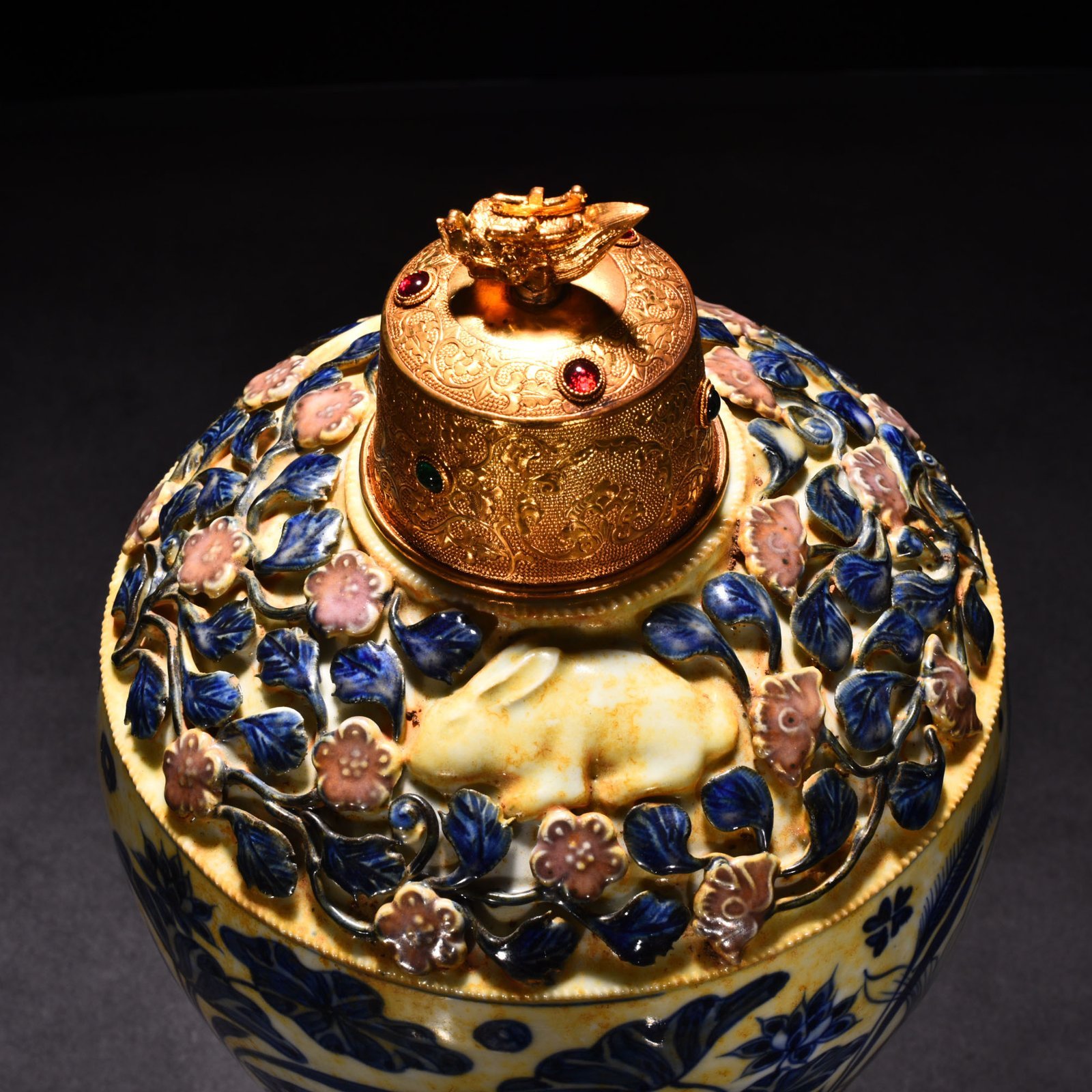 Yuan Dynasty blue and white underglaze red pinched fish and algae pattern plum vase