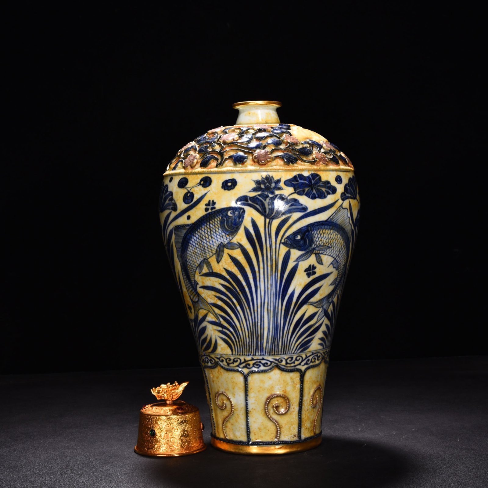 Yuan Dynasty blue and white underglaze red pinched fish and algae pattern plum vase