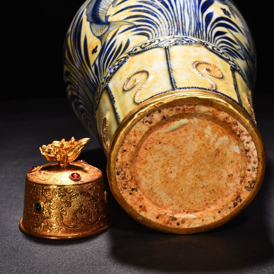 Yuan Dynasty blue and white underglaze red pinched fish and algae pattern plum vase