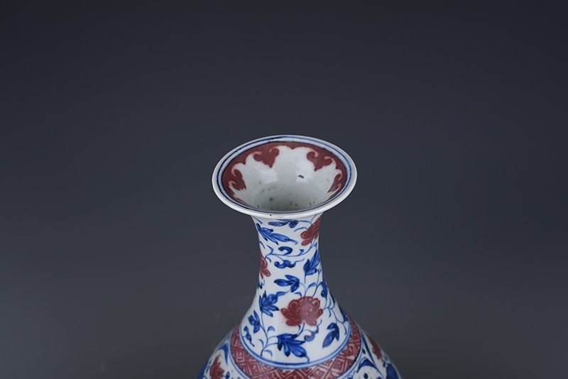 Yuan Dynasty blue and white underglaze red lotus pond jade pot spring vase