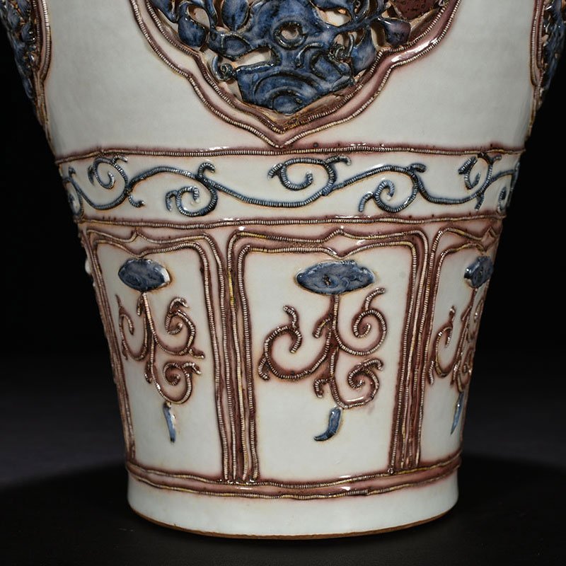 Yuan Dynasty blue and white underglaze red plastic plum vase
