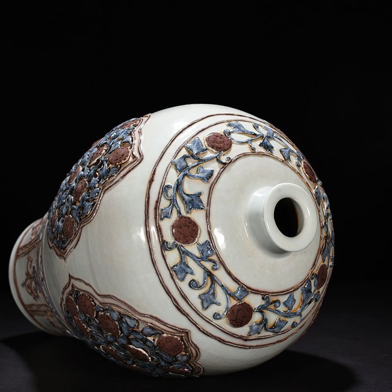 Yuan Dynasty blue and white underglaze red plastic plum vase