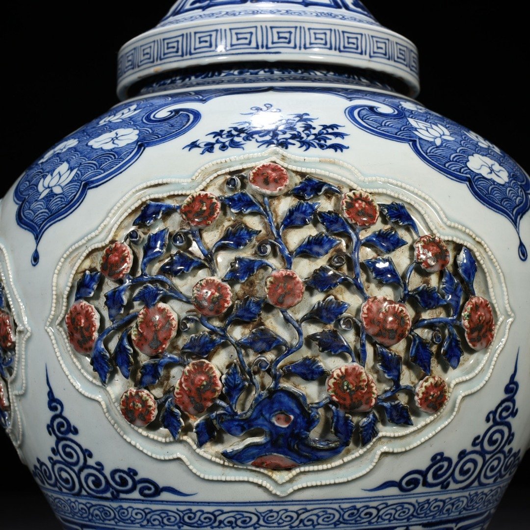 Yuan Dynasty blue and white underglaze red plastic four seasons flower pattern lid jar