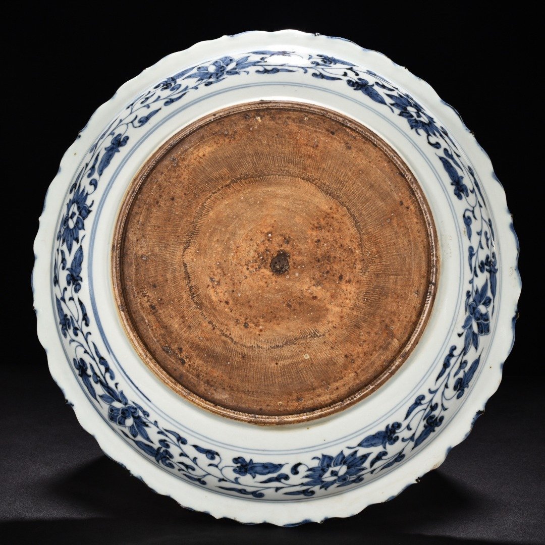 Yuan Dynasty blue and white underglaze red stenciled flower edge folding plate