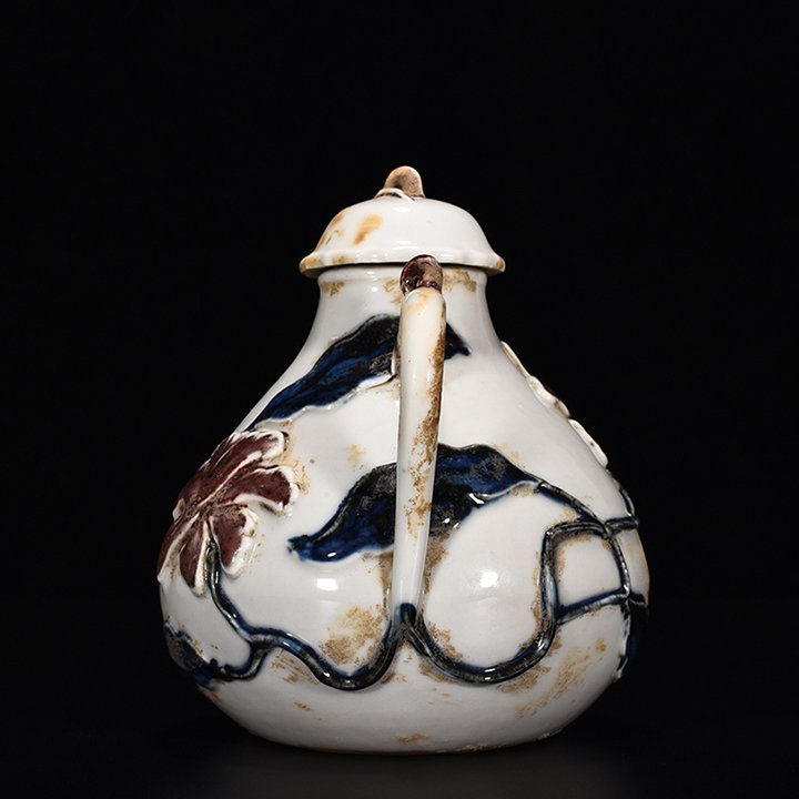 Yuan Dynasty blue and white underglaze red pot with floral pattern