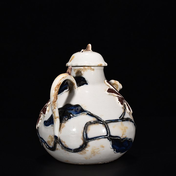 Yuan Dynasty blue and white underglaze red pot with floral pattern