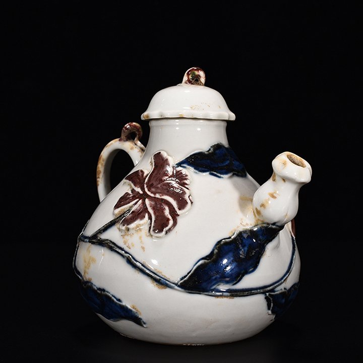 Yuan Dynasty blue and white underglaze red pot with floral pattern
