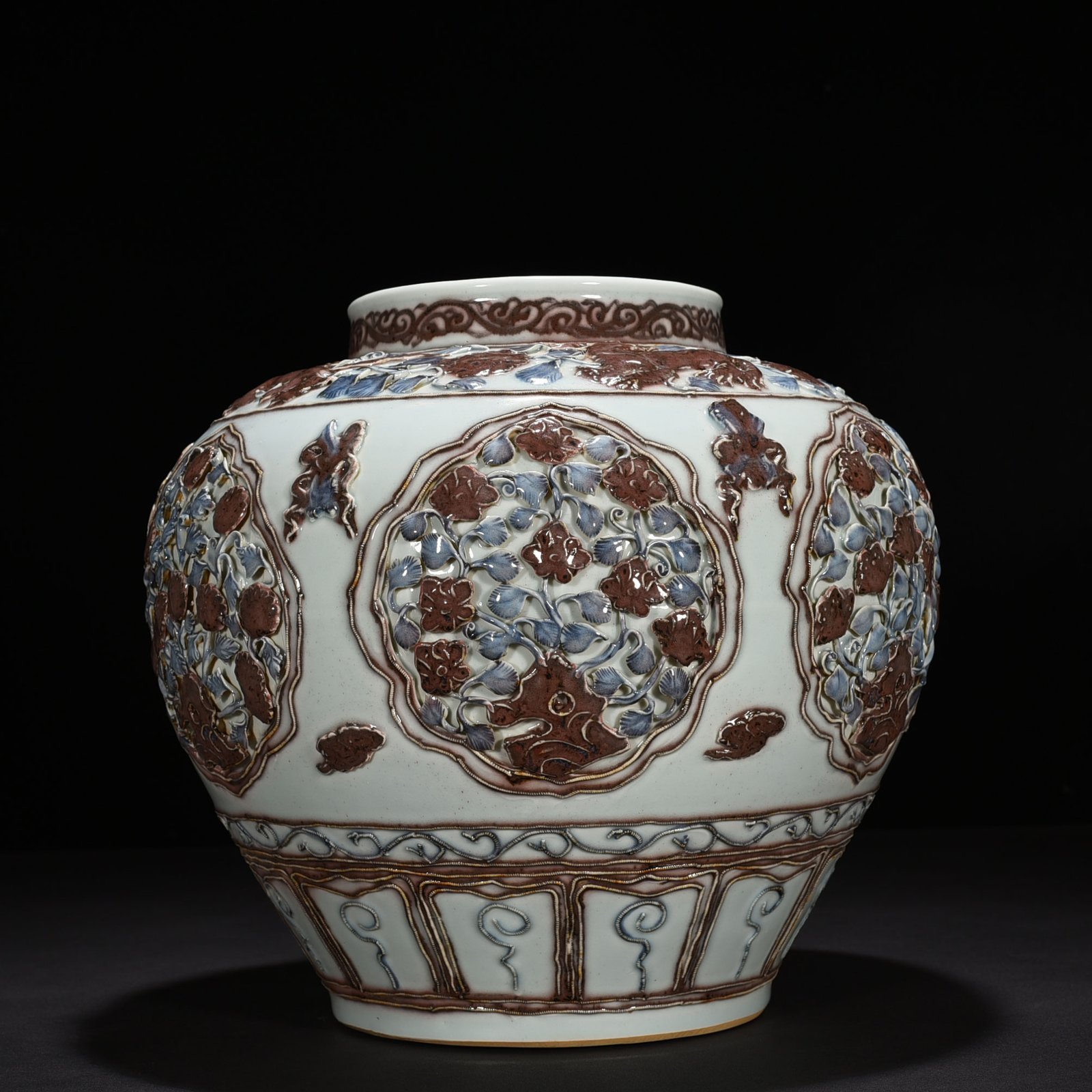 Yuan Dynasty blue and white underglaze red plastic flower pattern jar