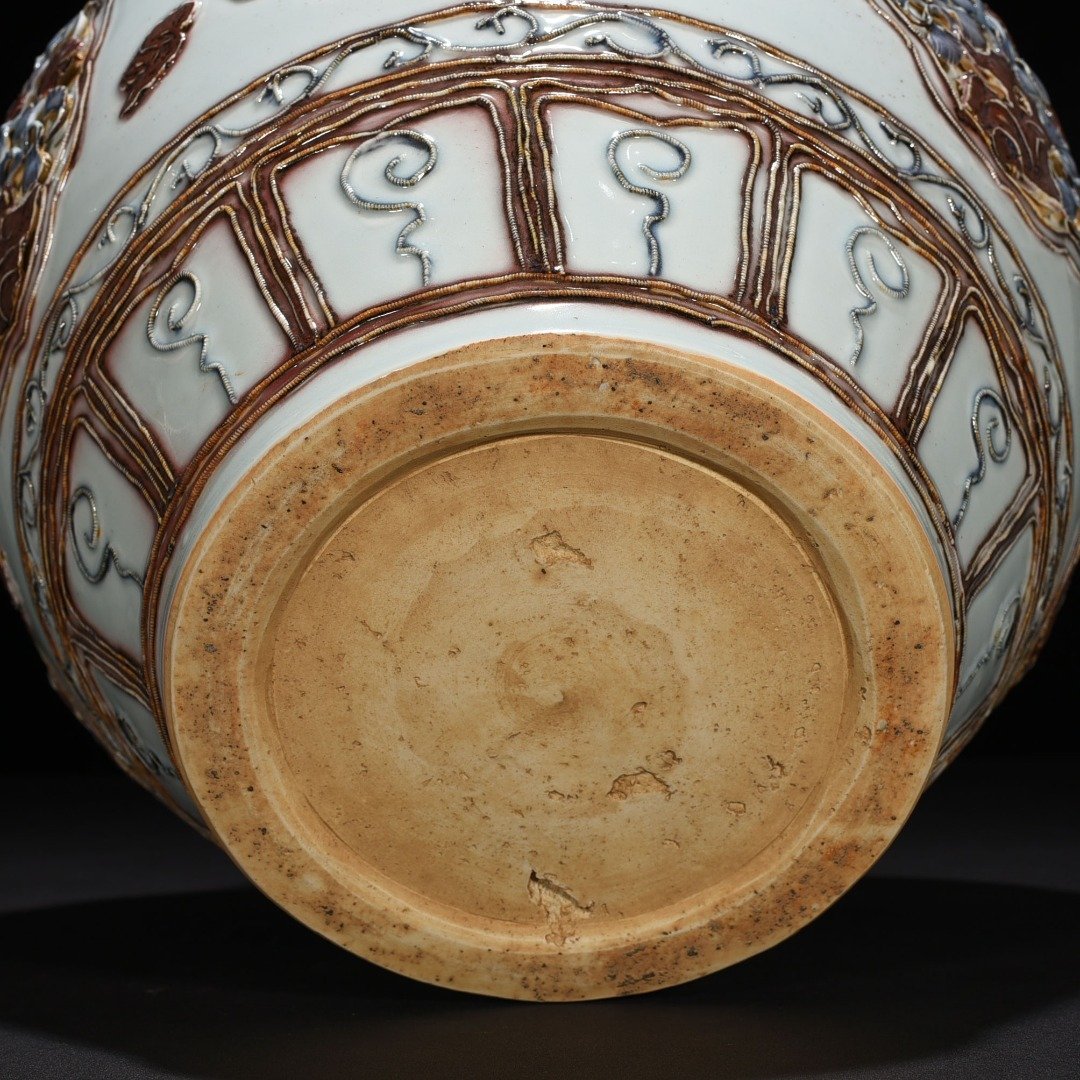 Yuan Dynasty blue and white underglaze red plastic flower pattern jar