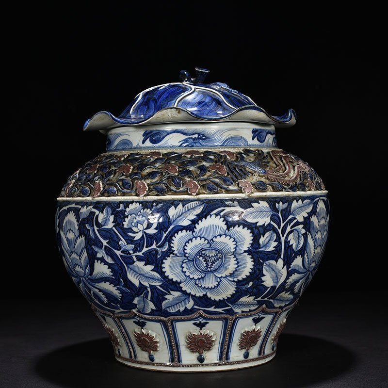 Yuan Dynasty blue and white underglaze red plastic flower blue ground white flower reverse blue and white jar