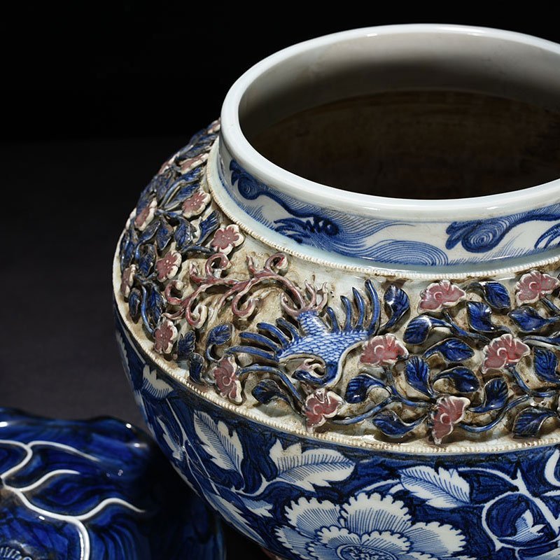 Yuan Dynasty blue and white underglaze red plastic flower blue ground white flower reverse blue and white jar